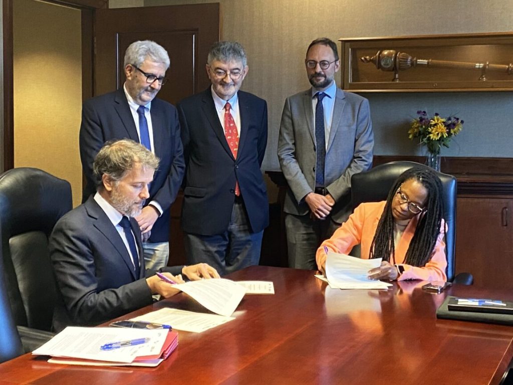 Professor Mustapha Mekki and Dean Allen signing the Memorandum of understanding with Prof. Philippe Pierre, Prof. Olivier Moreteau, and Cultural Attache Jacques Baran in the background
